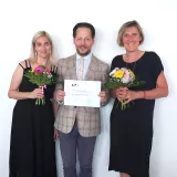 cena_pocin_doby_covidove_patri_univerzite_pardubice_zleva_mphil._zaan_bester_z_upce_phdr._libor_stepanek_ph.d._-_predseda_casajc_a_mgr._irena_podlaskova_z_upce_165799.jpg