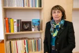 Žena gramotná, duchaplná, střízlivá a bez předsudků. Taková měla být porodní bába